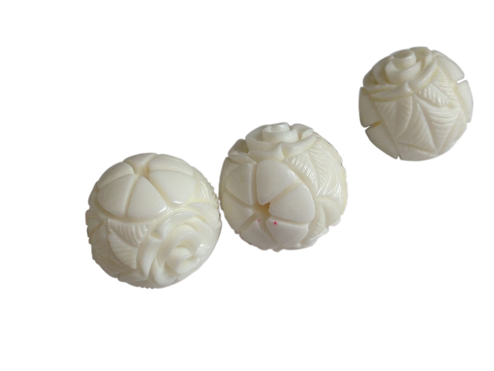 Carved Synthetic Beads For Jewellery Making 18mm Round White (Pack Of 5 Pieces) (#Ot15)
